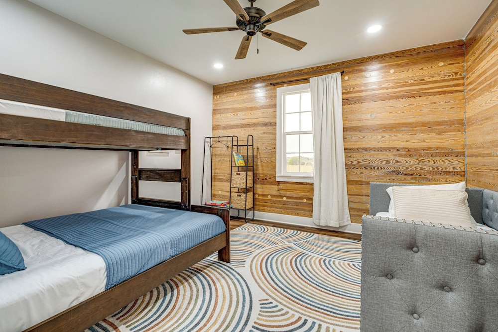 Furnished Deck + Views: Rural Schulenburg Retreat