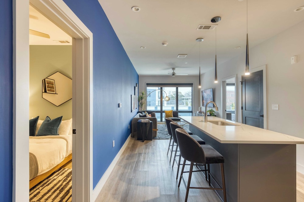Sleeps 42 7 Modern Midtown Apartments w/ Gym + Pool Walkable to Shops & Eats