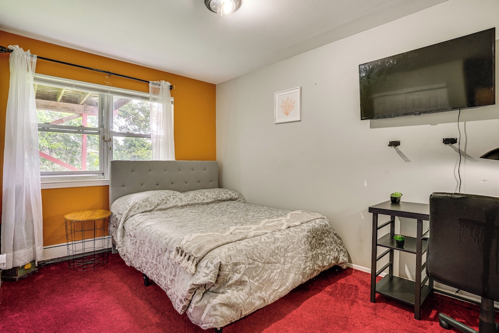 8 Mi to Long Beach: Cozy Apt w/ Fenced Yard!