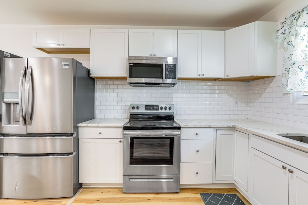 6 Mi to Eagles Games: Stylish Philly Townhome!