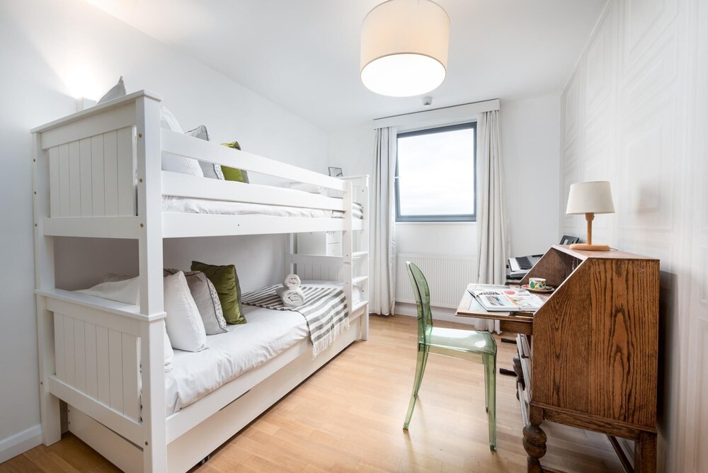 Two Bedroom Flat With Balcony in Central Wimbledon by Underthedoormat