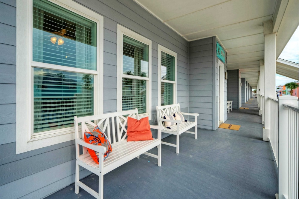Sleeps 16 w/ Pool + Minutes to Beach Costa Bahia - 2 Condos
