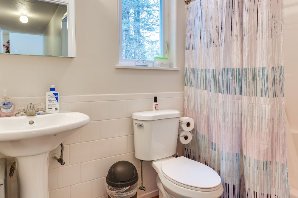 Cozy Getaway w/ Porch - 4 Mi to Downtown Homer! view 2