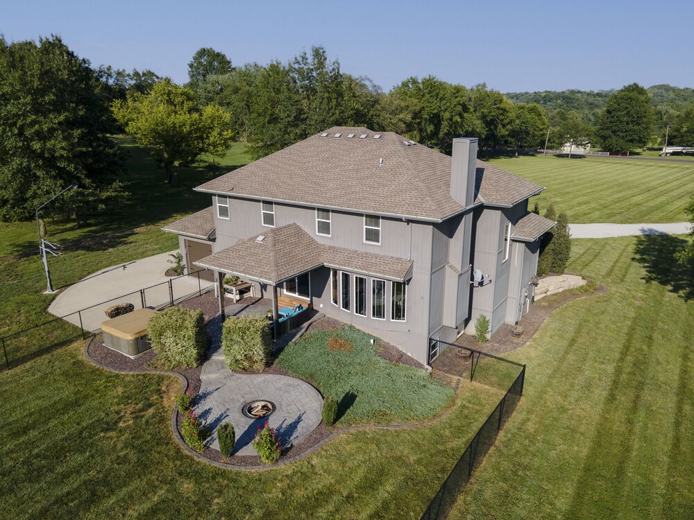 Luxe Missouri Getaway w/ Hot Tub Fire Pit! - Property Image 22