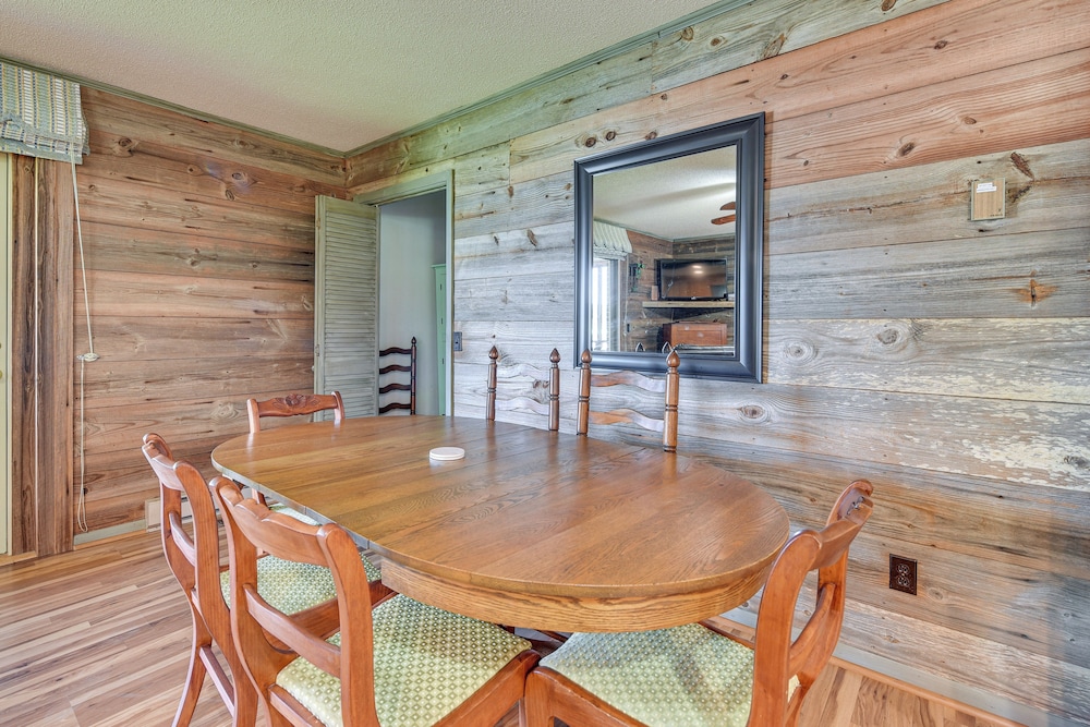 On Lake Tillery: Spacious Home w/ Screened Porch!