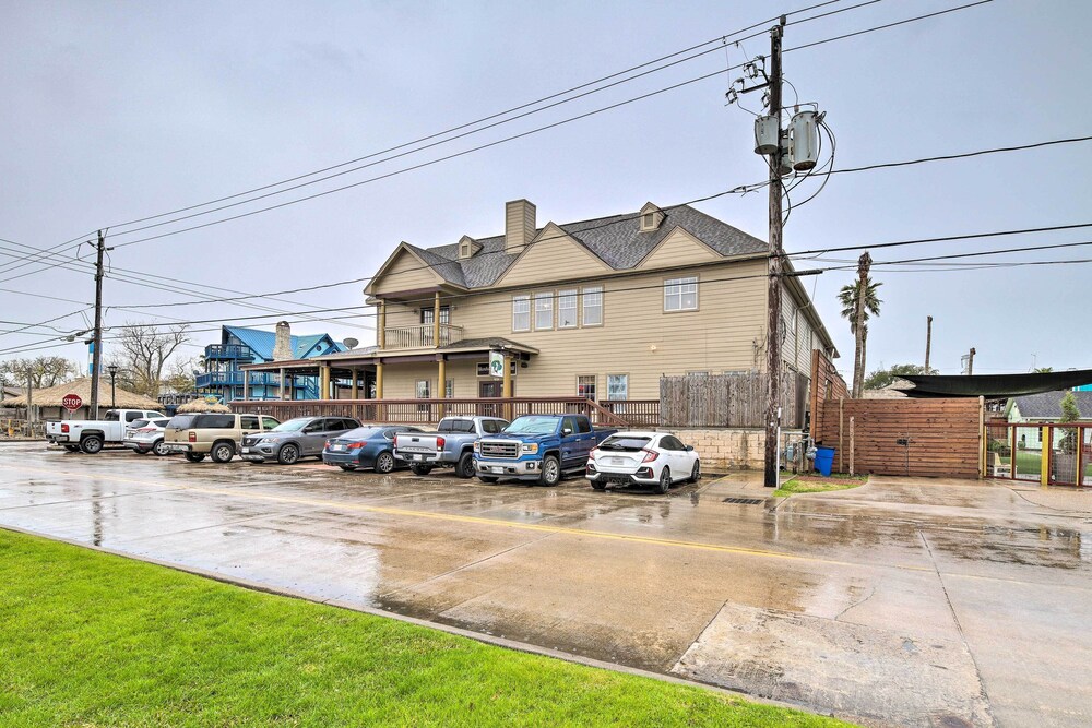 Apt w/ Balconies - Steps to Kemah Boardwalk! view 5