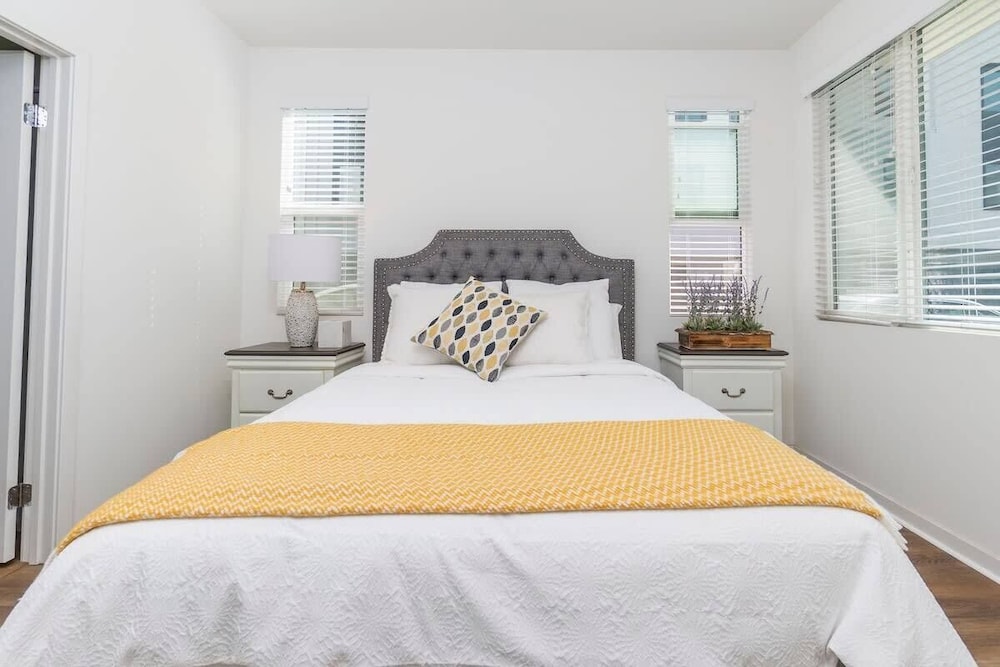 Private Bedroom With Bathroom Central Location