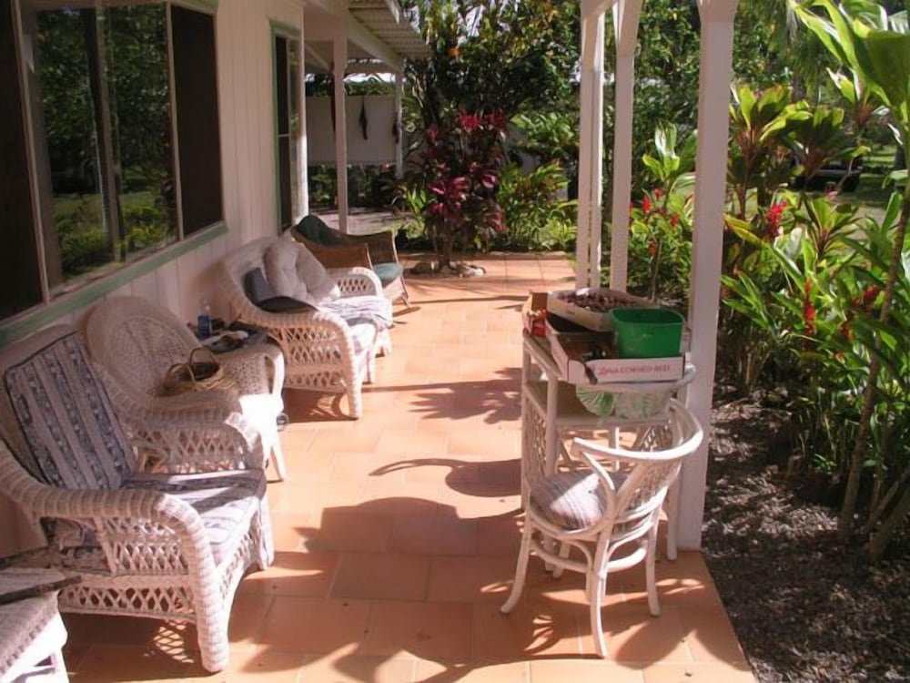 Lava Tree Tropic Inn