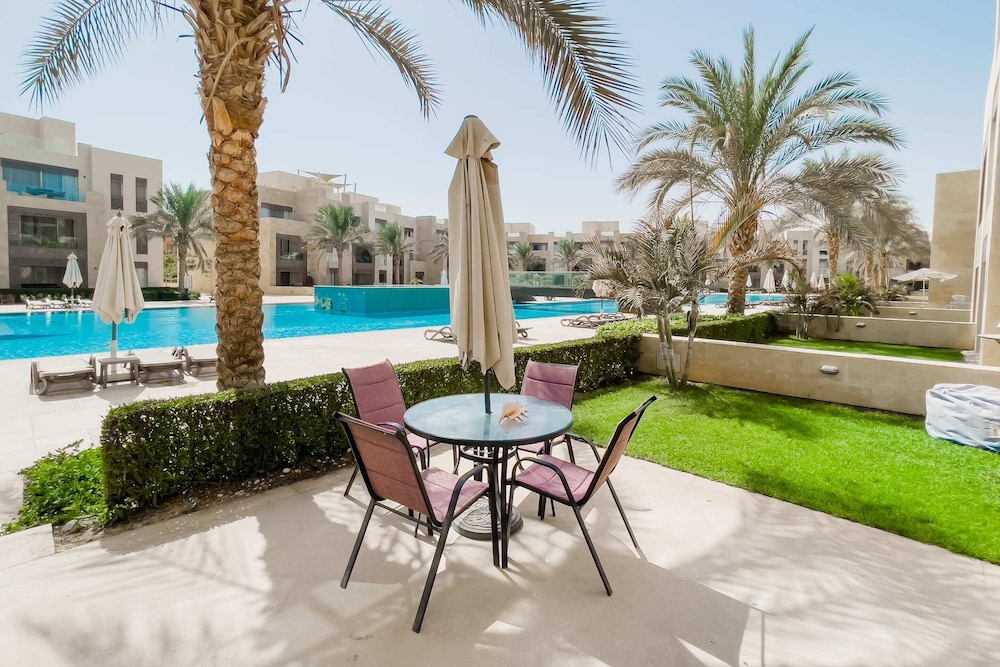 Xuru Stays I Exotic 1bdr w/ Outdoor Terrace Pool & Beach Access