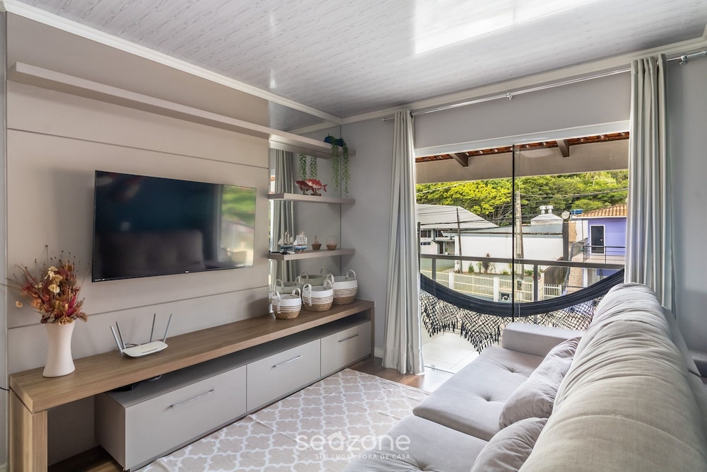 Apt w/ Balcony, 3 Bedrooms Close to Beach Rsu3842