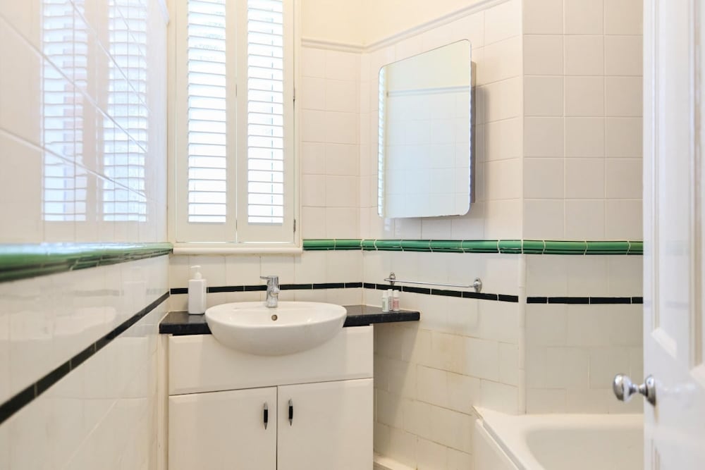 The Cranley Gardens Escape - Spacious 2bdr Flat