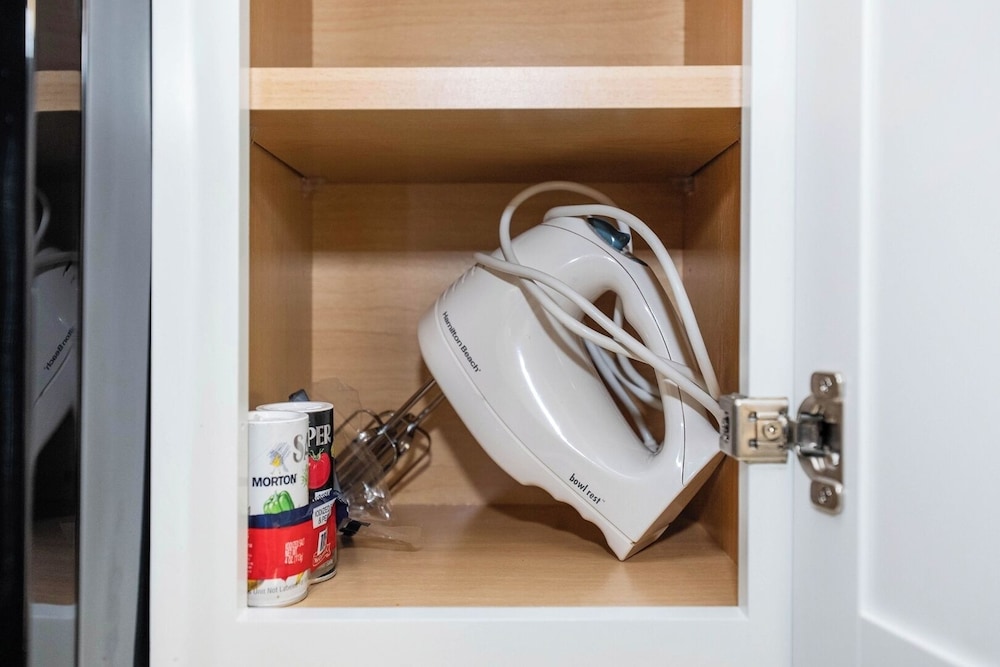 Renovated Apt w/ A/c, Wifi & Free Parking