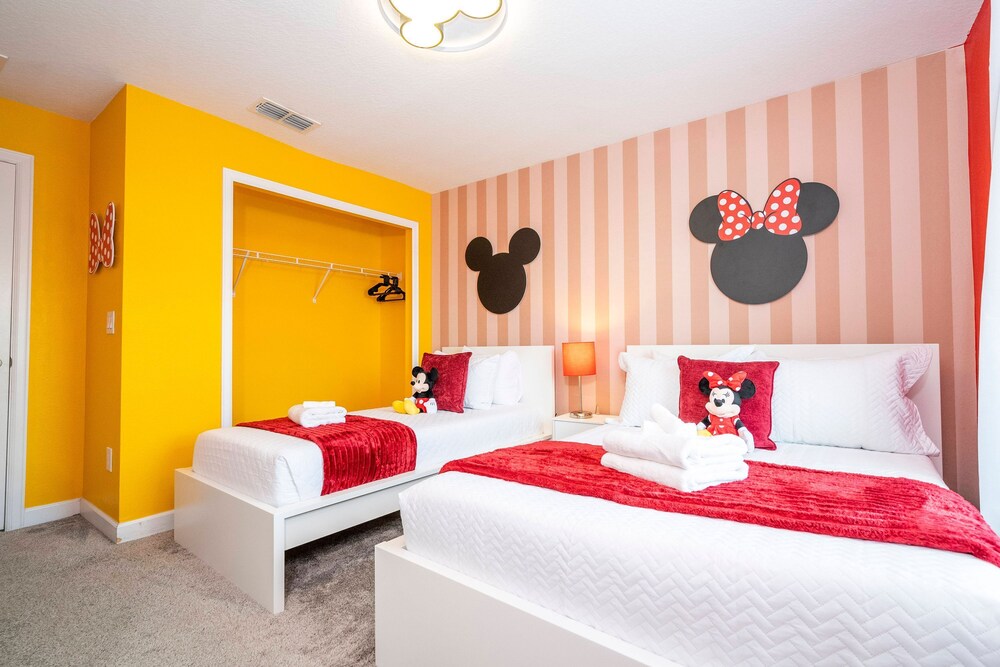 Beautiful 4 BR Close to Disney