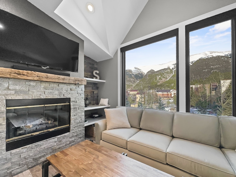 Summit County Vacations - Newly Renovated, Slope-Side Walk-In Walk-Out, Top Floor, Views of Ten Mile Range - ER4 by Redawning - Property Image 7