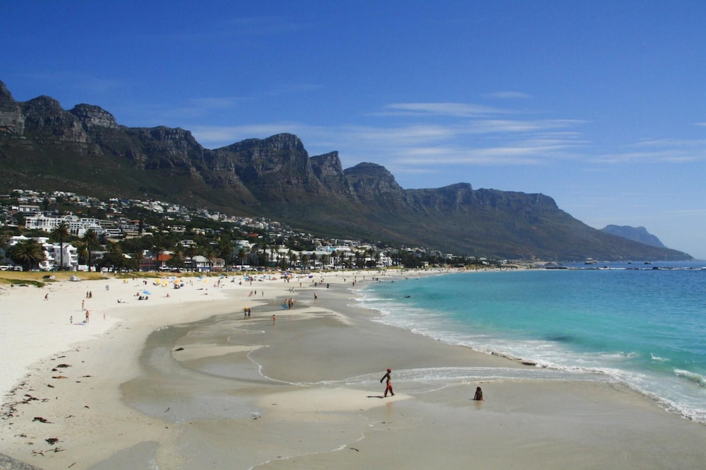 Stylish 2 Bedroom Apartment in Camps Bay Asilvertide view 5