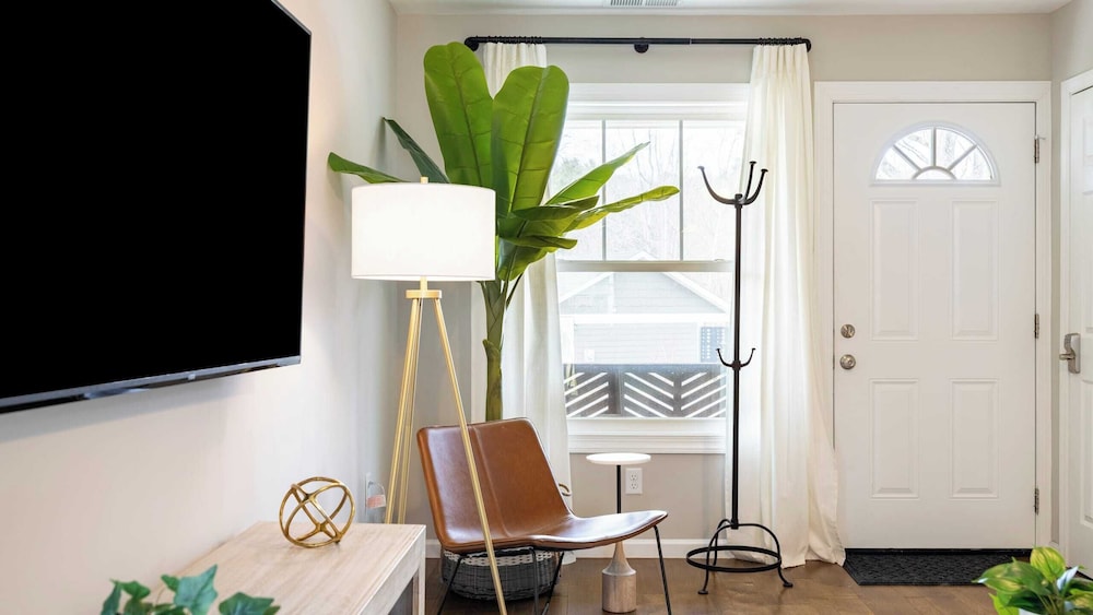 10 Townhomes, Sleeps 89 6 Mins to DT Asheville Sycamore Cove by Avantstay