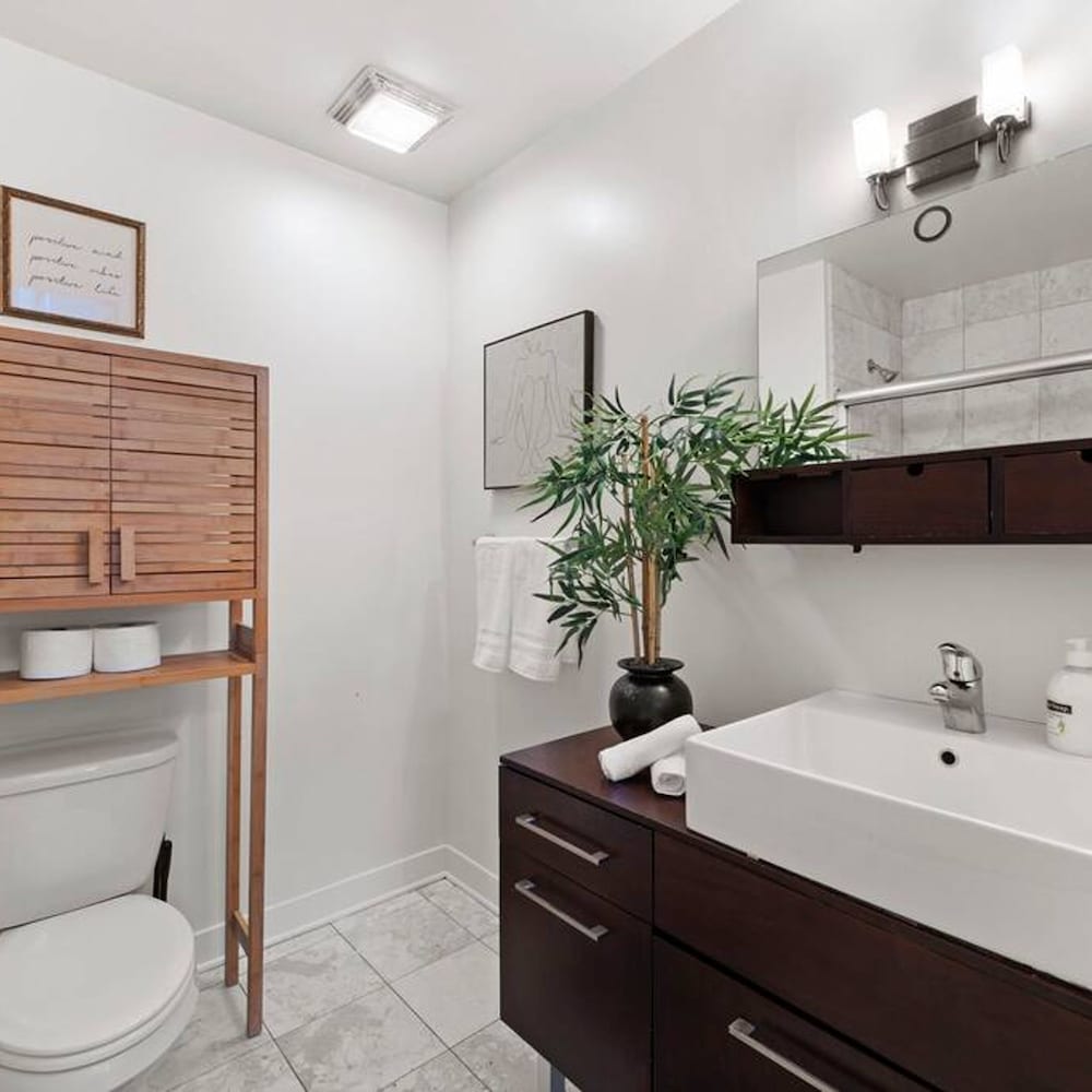 Sleek 2 Bed 2 Bath Condo in Trendy Fulton Market