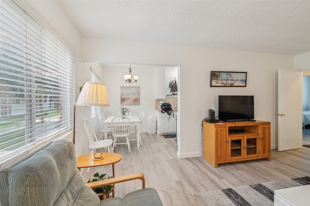Beautiful 2 Bed Beach Getaway #115 2 Bedroom Condo by Sunset Shores Condominiums