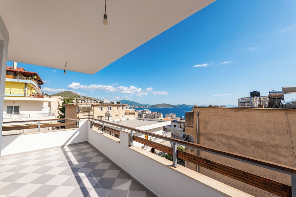 Lazy Roo Hostel Saranda