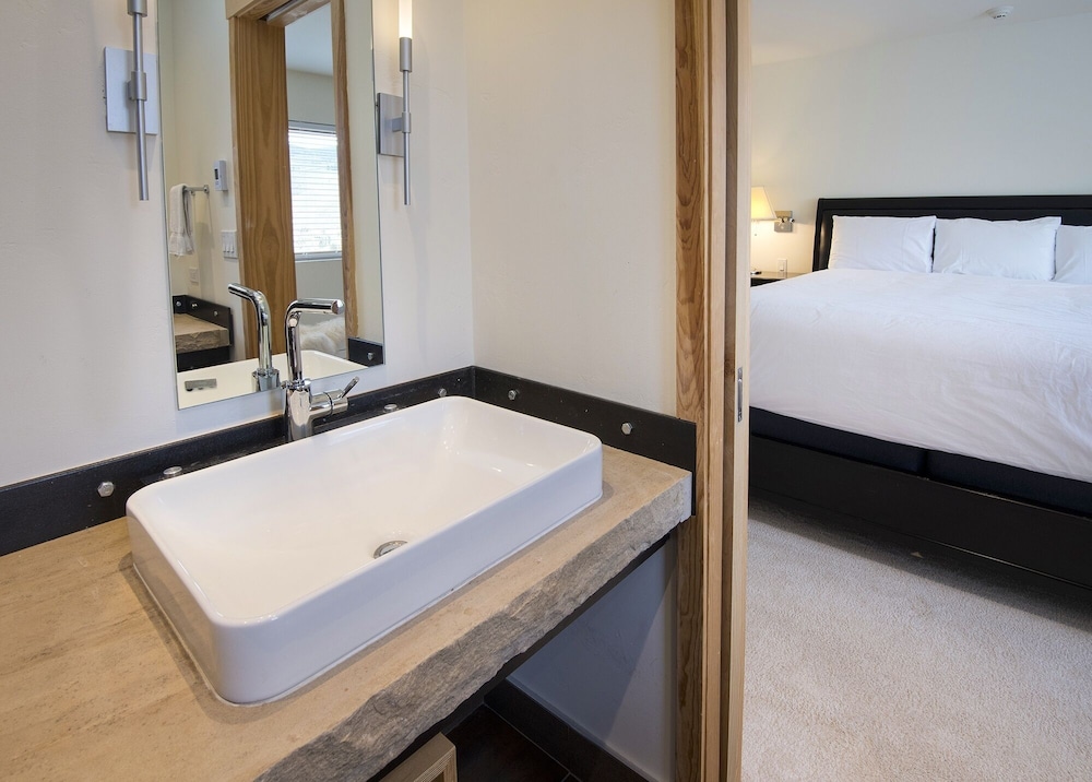Eiger 9 3 Bedroom Condo by RedAwning view 2