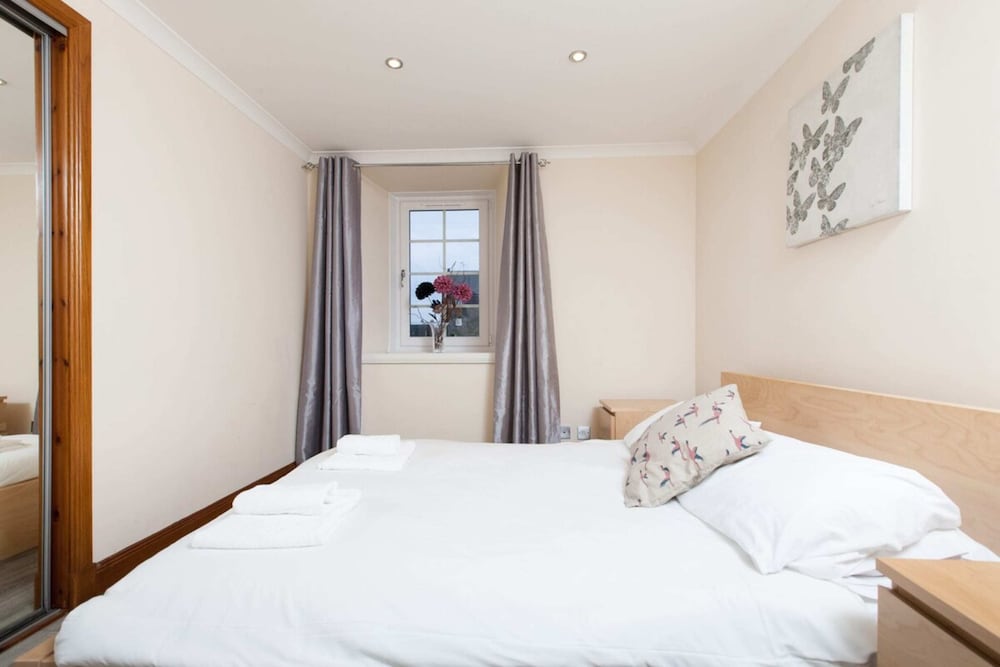 Beautiful 2 Bedroom Flat In Converted Distillery