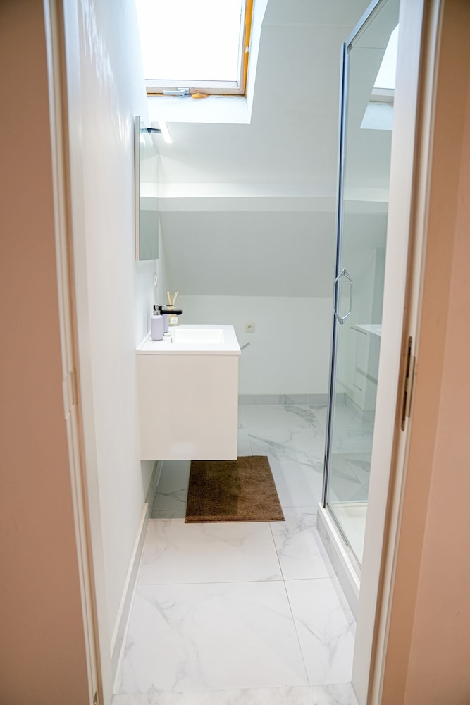 Modern 1BR 1LR Apartment Walk To Rabot