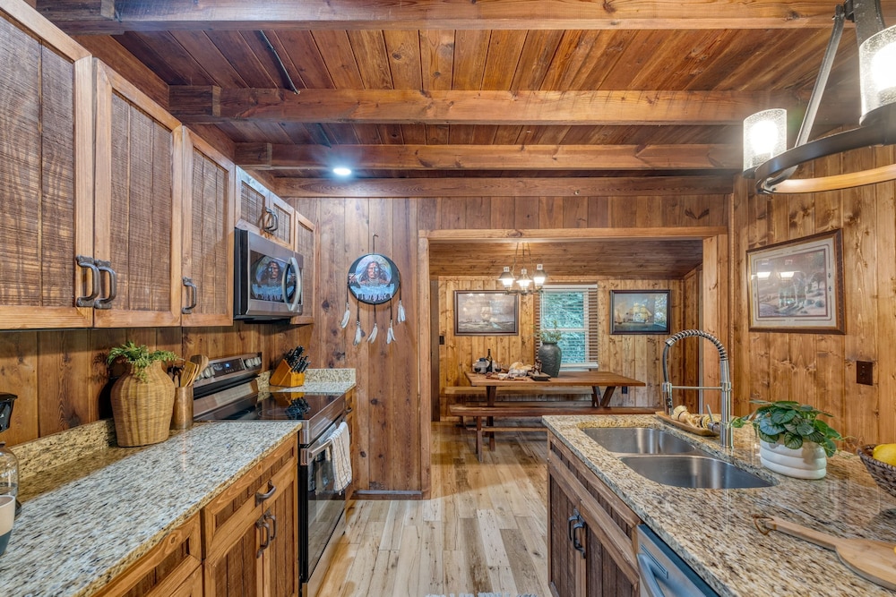 Riverwood Gatlinburg Pigeon Forge Cabin w River Views