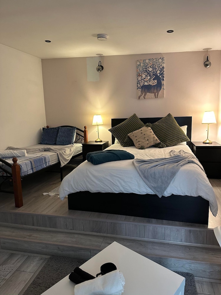 Studio Sleeps 3 - Outdoor Space - Pet Friendly