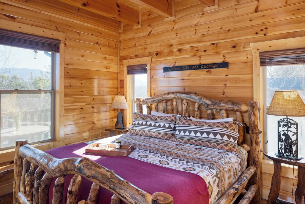 100 Guests Blackthorn: Sister Smokies Homes Luxury Mountain Retreat