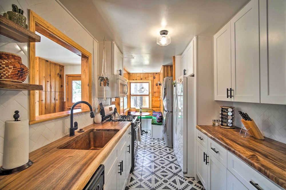 1 Mi to Bear Mountain: Cabin in Big Bear Lake view 4