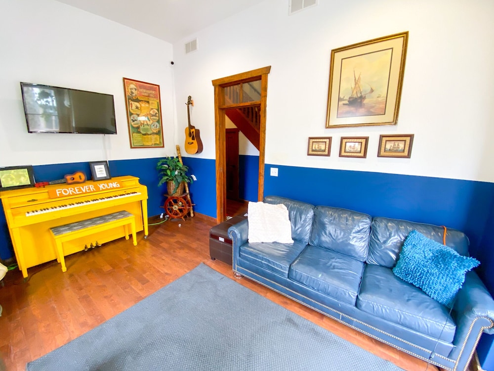 International Travelers House Hostel \- Downtown San Diego Little Italy.