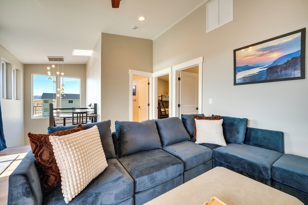 Hot Tub & Water Views: High-end Vantage Retreat