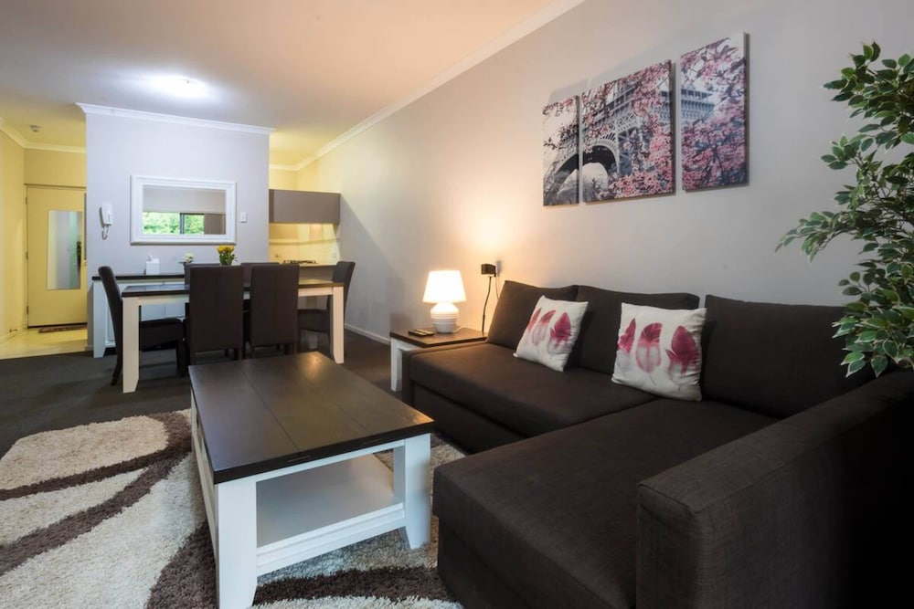 Pet Friendly 2BR APT With Balcony in East Vic Park