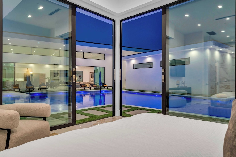 Luxury Retreat Pool, Putting Green + Pickleball Sleeps 17 Bravo Villa 8 by Avantstay