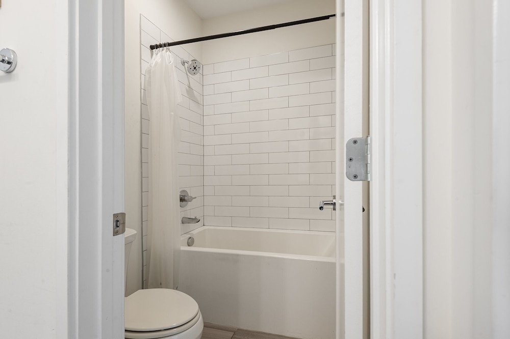 Citrine-private Patio & Balcony-near Germantown