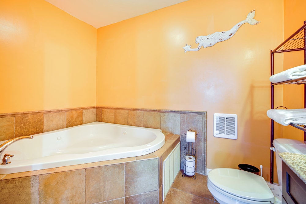 8 Blocks to Beach: Bbq-ready North Cape May Home!