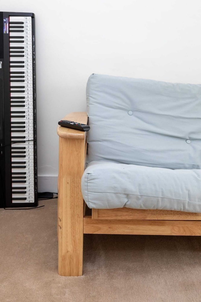 Spacious 1BD Flat w/ Garden - Hammersmith!