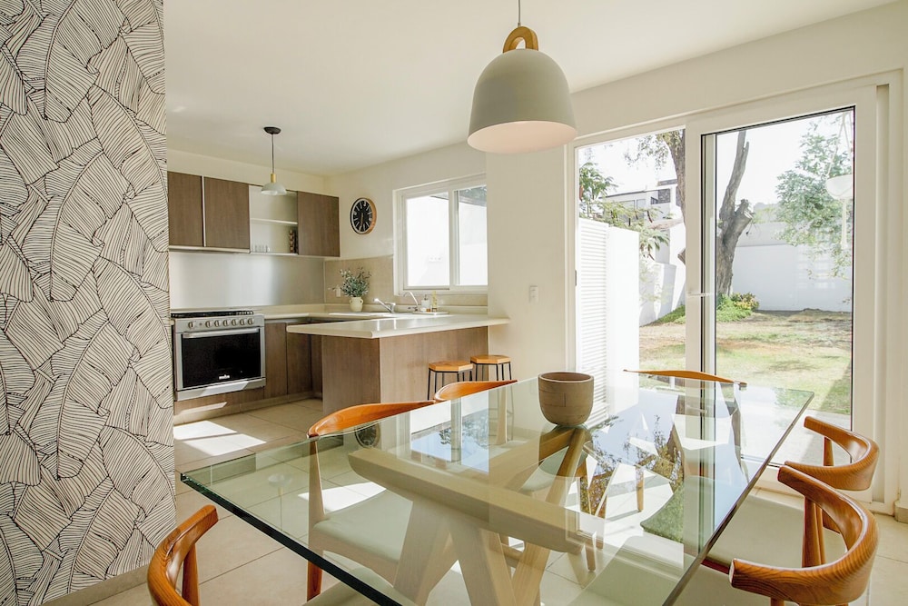 Family House with Pool & Garden in Leon