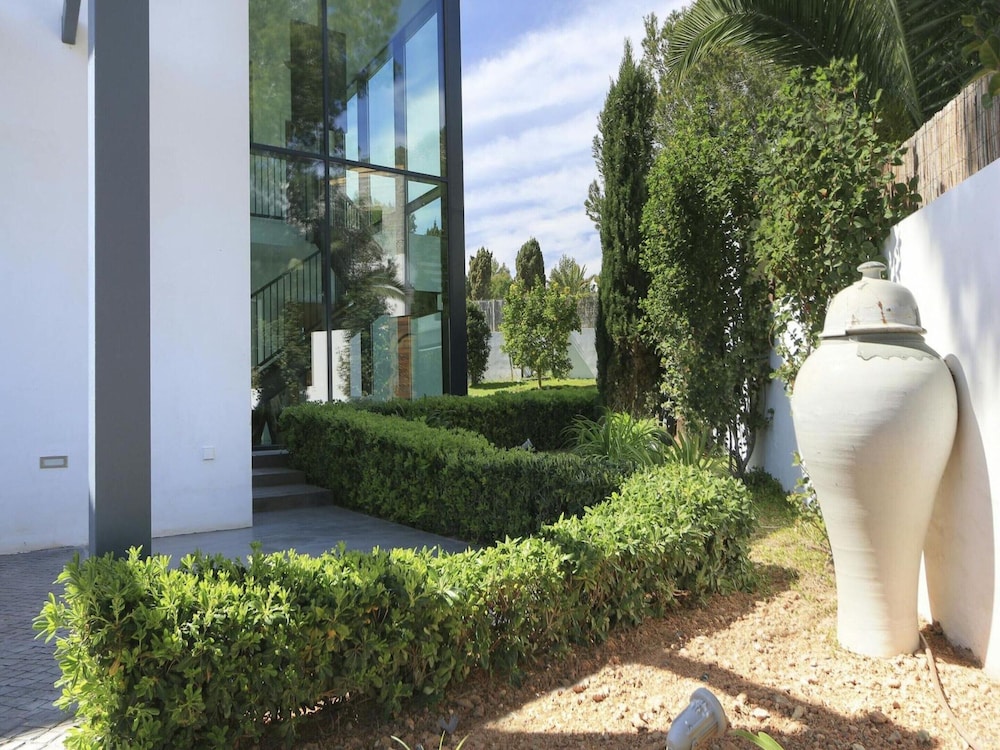 Holiday Home With Manicured Gardens