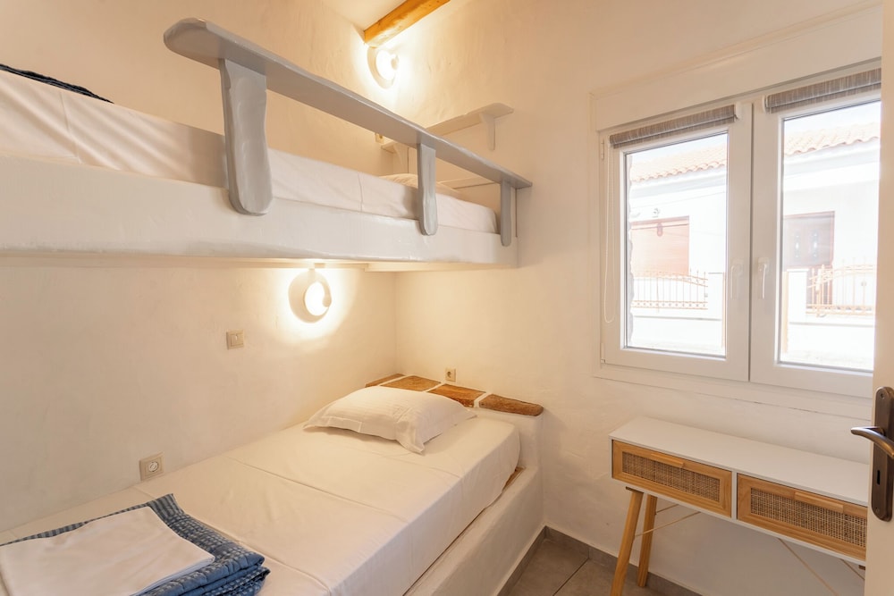 Eressian Lodgings Apartments photo 5