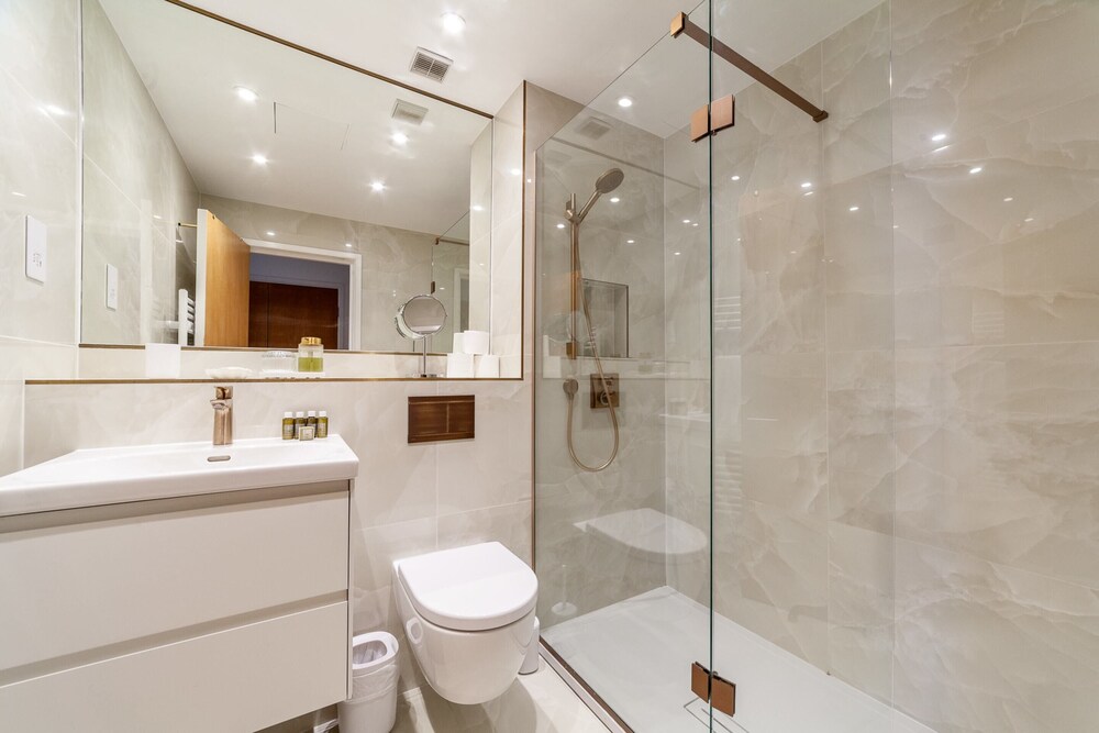 A Stylish Newly Refurbished Flat With City Access