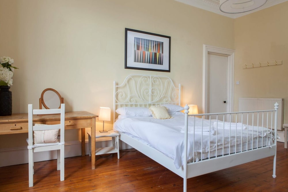 Amazing 4 Bedroom Apartment Just Off The Meadows