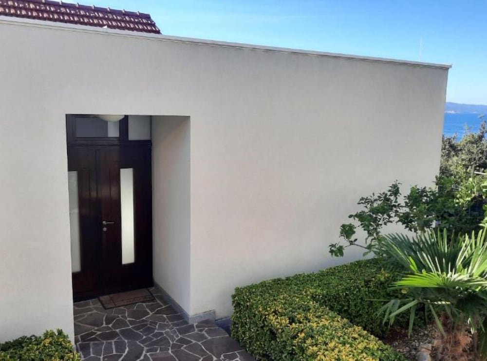 Beachfront Luxury Villa With Private Pool and Stunning Sea Views