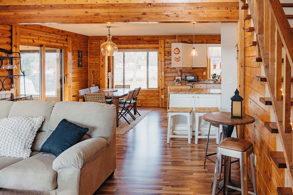 Lakefront Getaway w/ Fire Pit in Akron