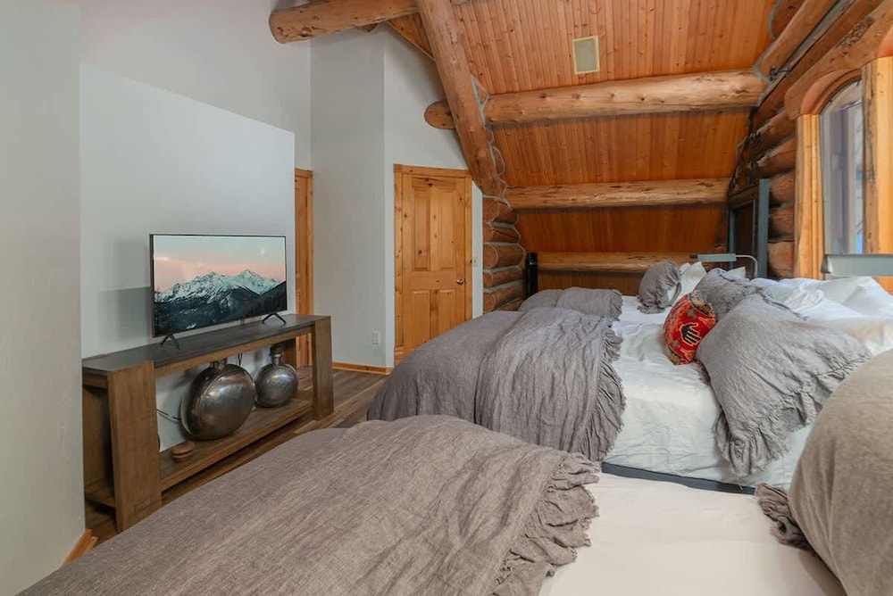 Absolutely Amazing Slopeside Mountain Lodge With spa
