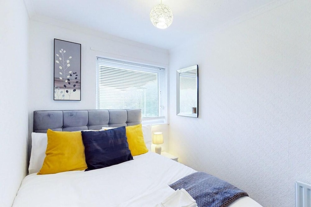 Ranworth House - Holiday Home in Bedford, Sleeps 5 view 3
