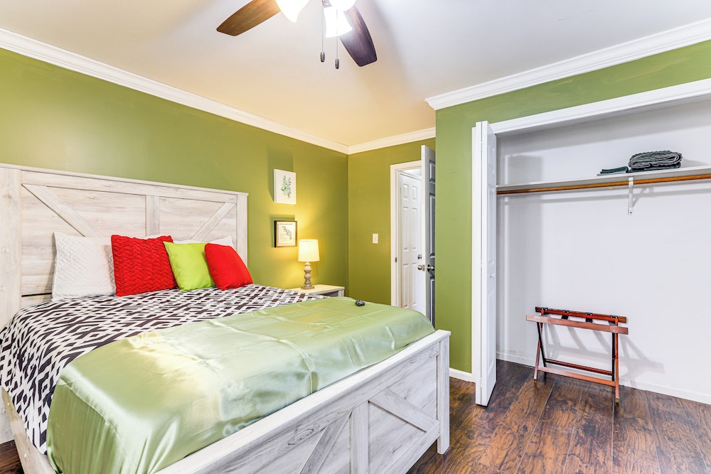 Entertainment-ready Yard: Spacious Riverdale Home