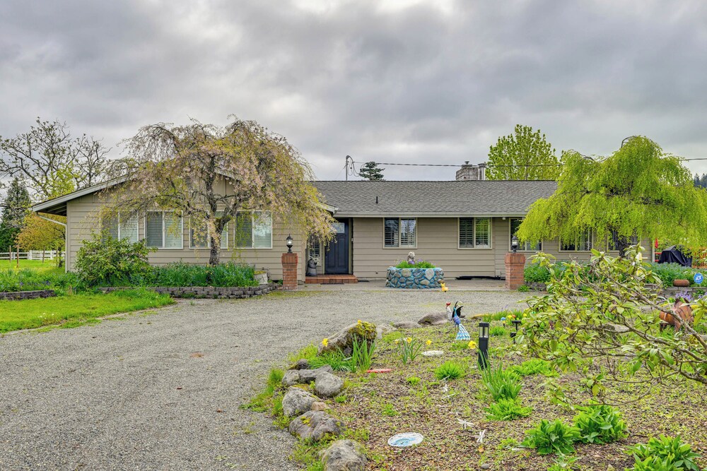 9 Mi to Spanaway Park: Home w/ Indoor Hot Tub