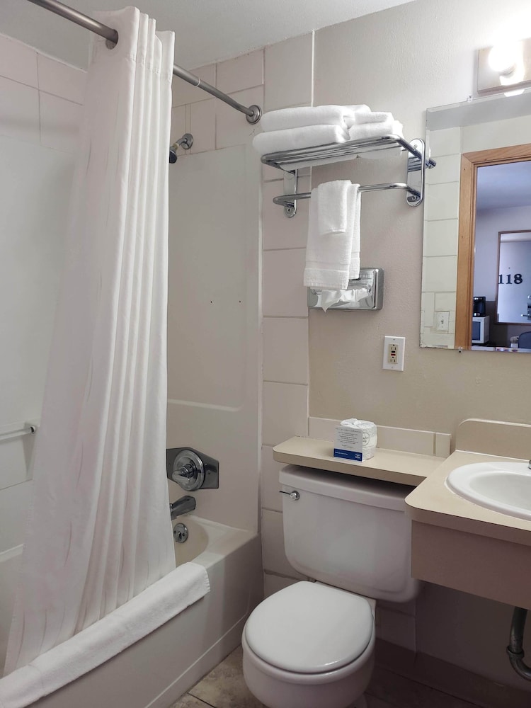 Buffalo Vacations - Rodeway Inn - Property Image 11