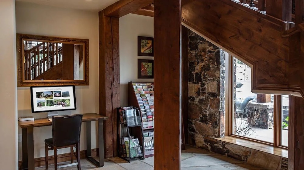 Grand Lodge - Studio #204 - Ski-in/ski-out 1 Bedroom Studio